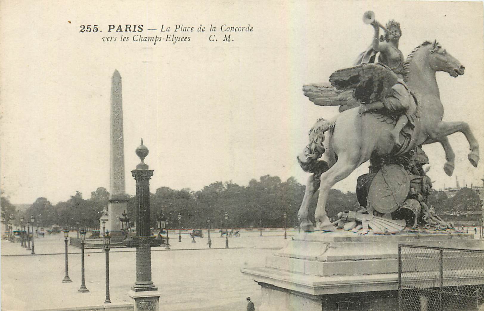 CPA Paris La Place de la Concorde vers les Champs Elysees 