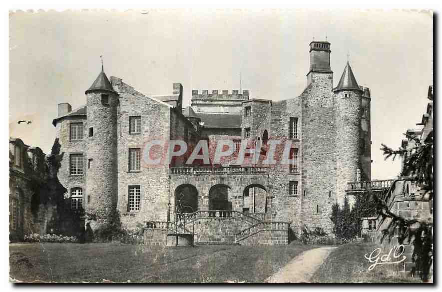 CPA l'Auvergne Chatel Guyon Cour et facade Sud du chateau de Chazeron 