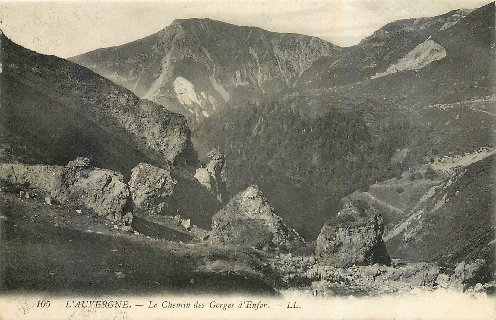 CPA l'Auvergne Le Chemin des Gorges d'Enfer 