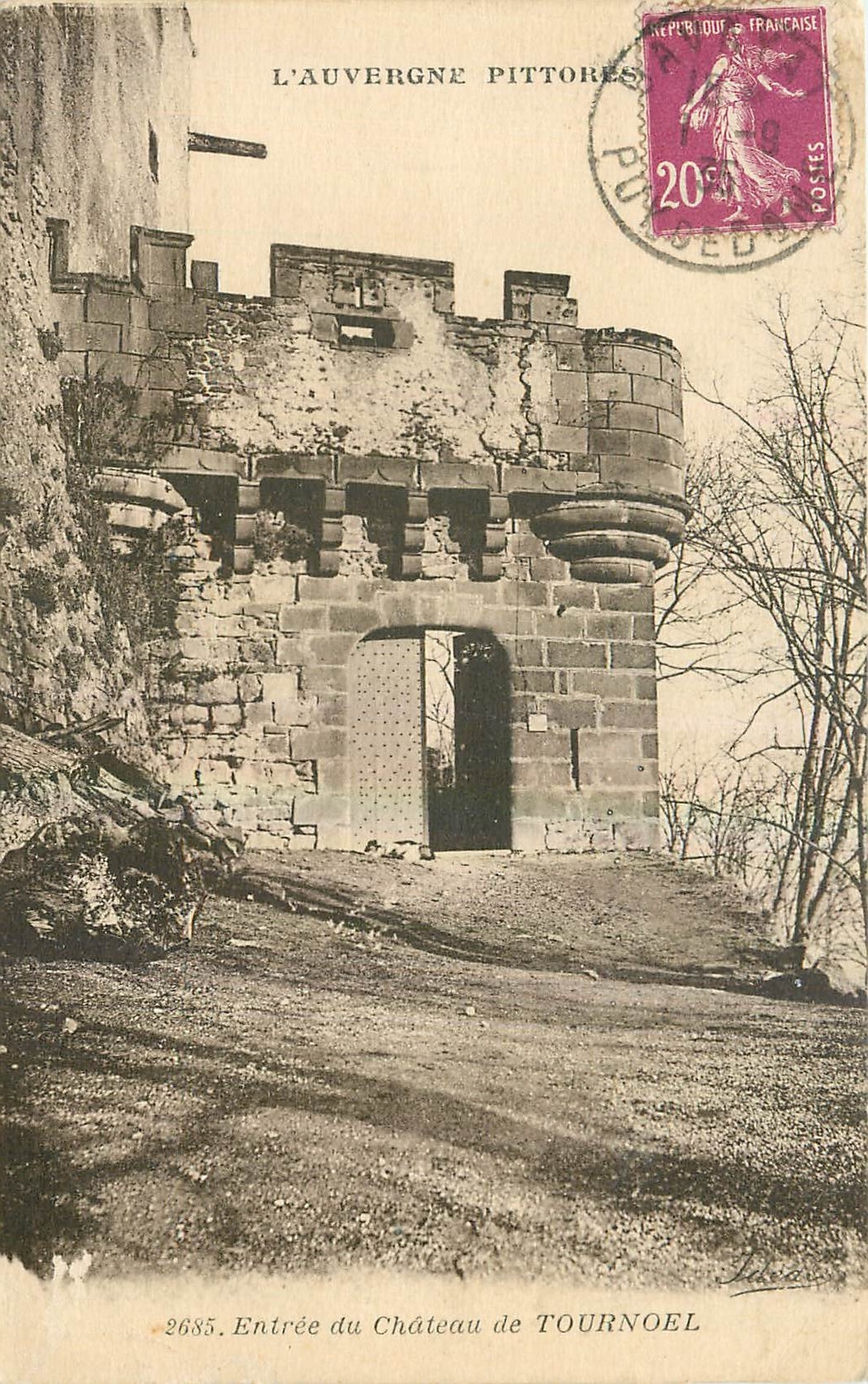CPA l'Auvergne Pittoresque Entree du Chateau de Tournoel 