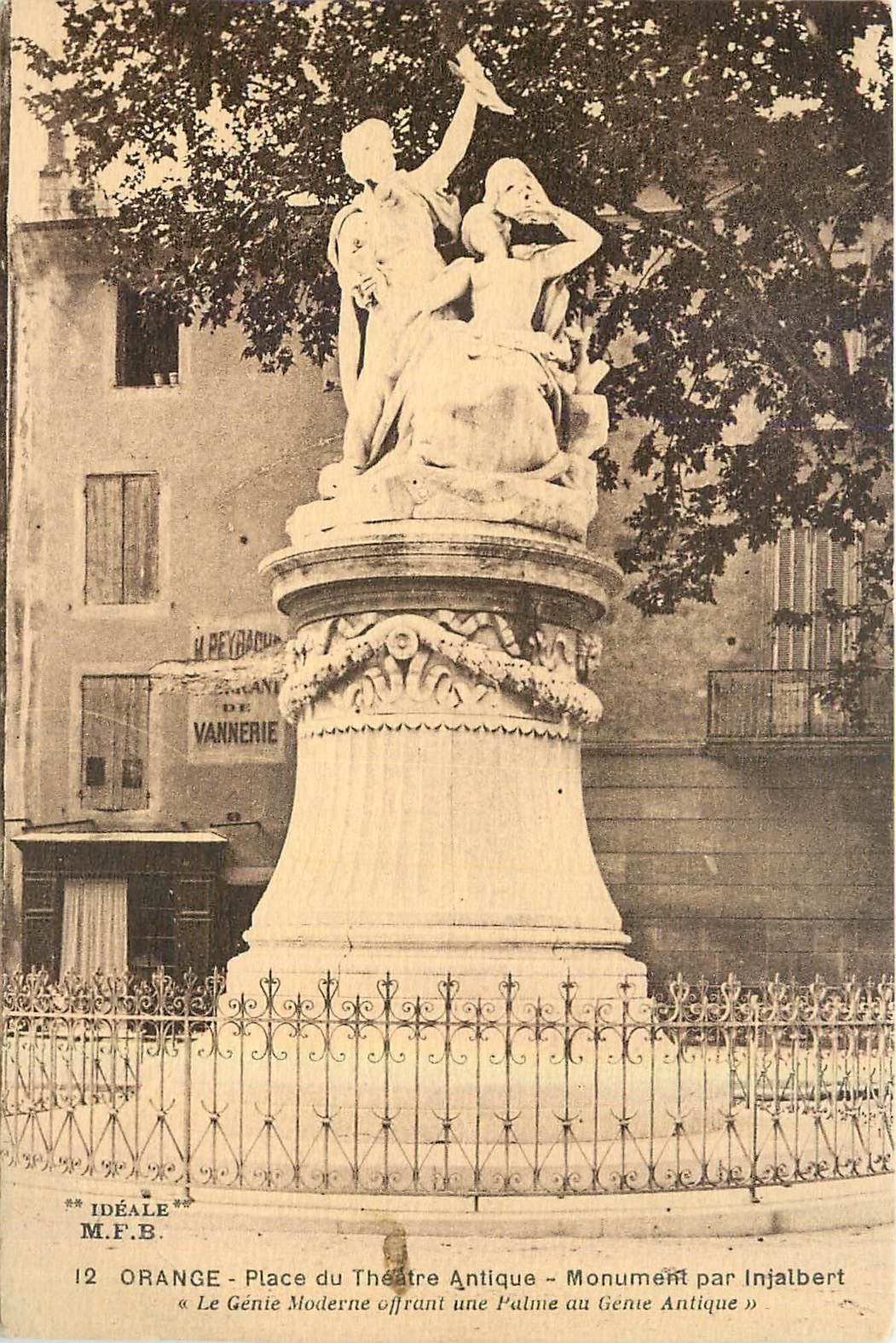 Orange - Place du Théâtre Antique - Monument par Injalbert « Le Génie Moderne offrant une Palme au Génie Antique »