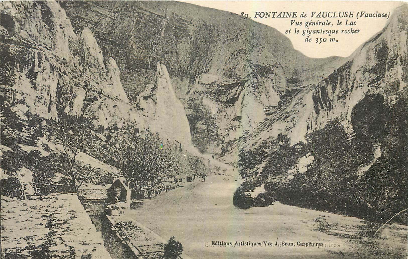 Fontaine de Vaucluse — Vue générale, le lac et le gigantesque rocher de 350 m — Editions Artistiques Vve J. Brun, Carpentras