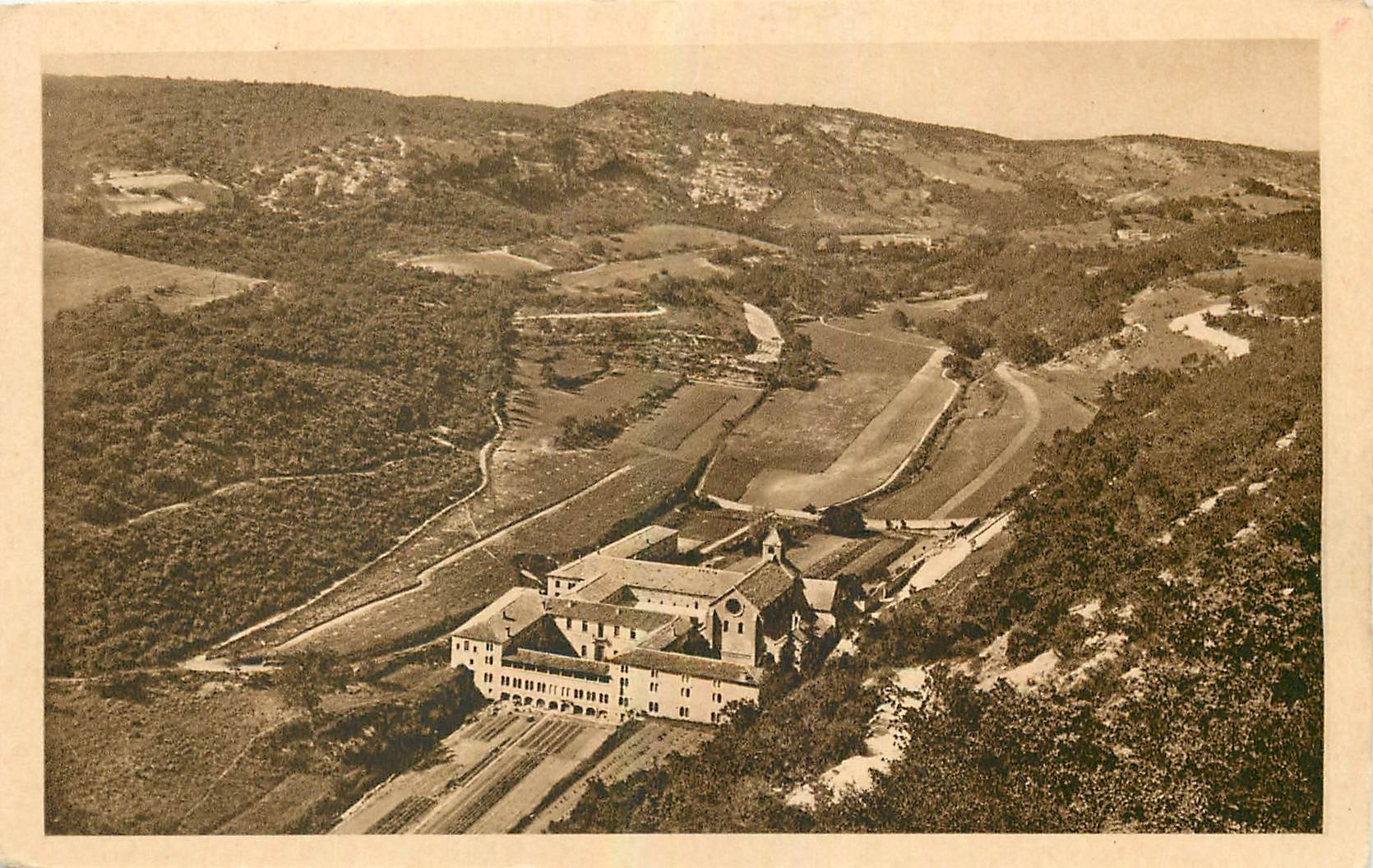 CPA Abbaye de Senanque Gordes Vaucluse Vue generale cote Sud Vue plongeante 