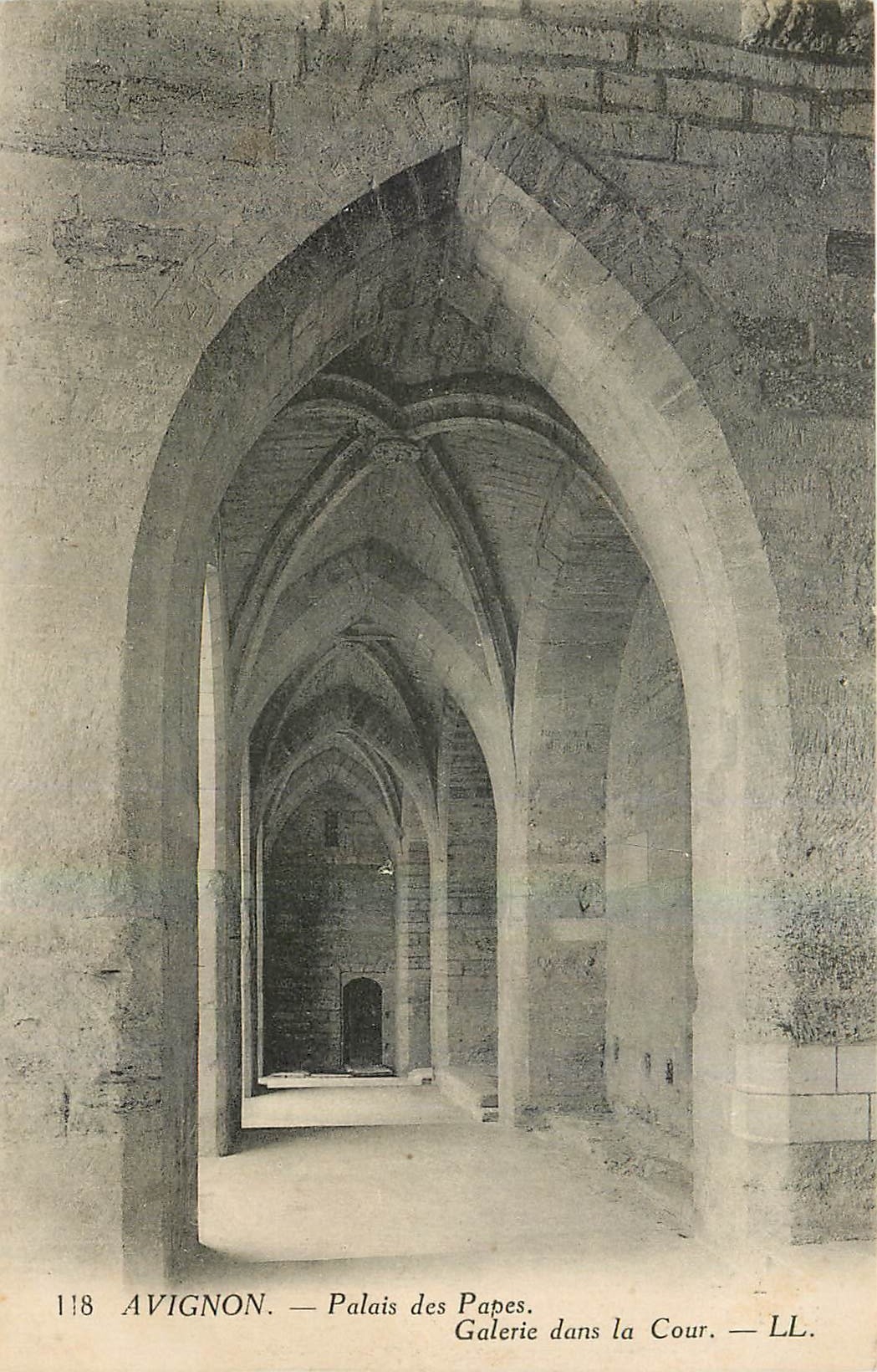 CPA Avignon Palais des Papes Galerie dans la Cour 