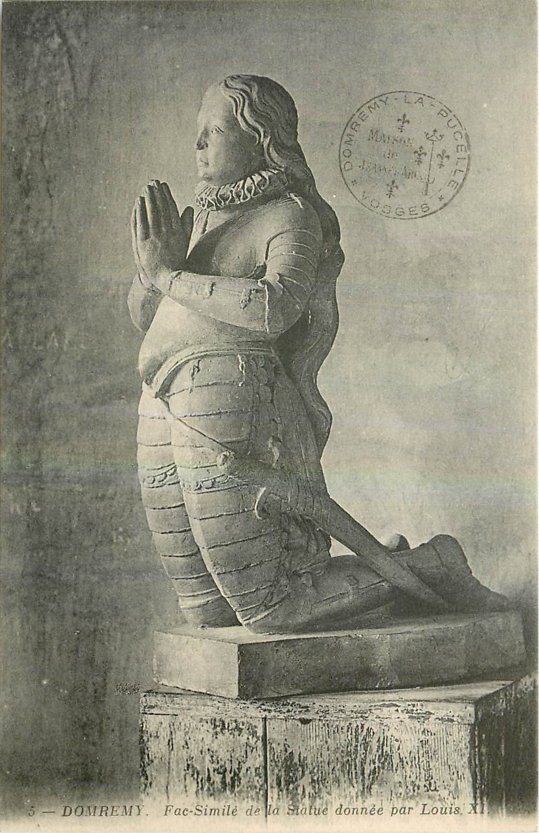 CPA Domremy Dac Simile de la Statue donnee par Louis XI 
