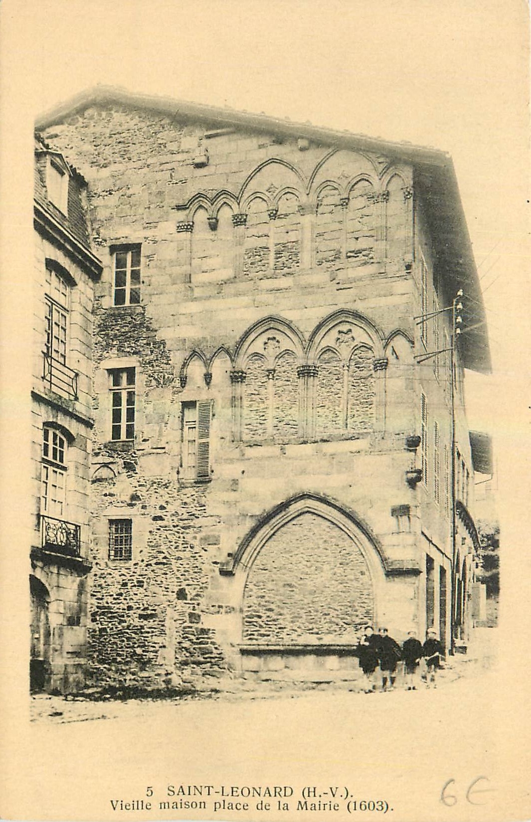 CPA Saint Leonard H V Vieille maison place de ma Mairie 