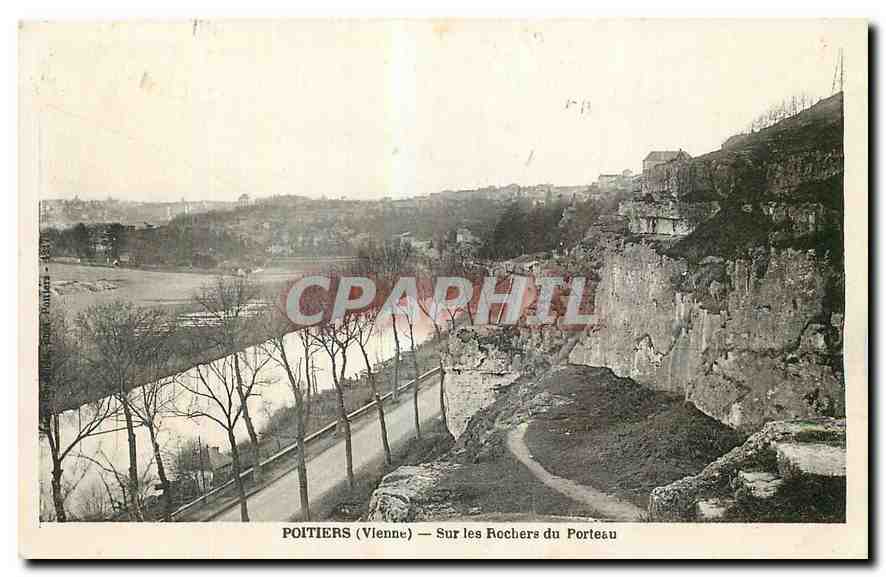 CPA Poitiers Vienne Sur les Rochers du Porteau 