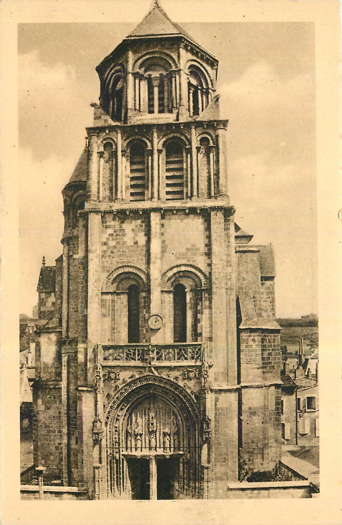CPA Poitiers Vienne l'Eglise Ste Radegonde 