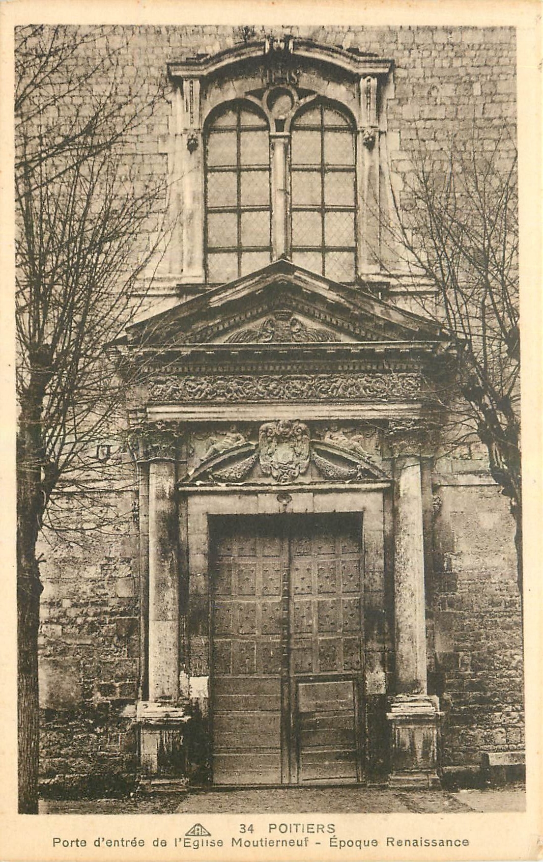 CPA Poitiers Porte d'Entree de l'Eglise Moutierneuf Epoque Renaissance