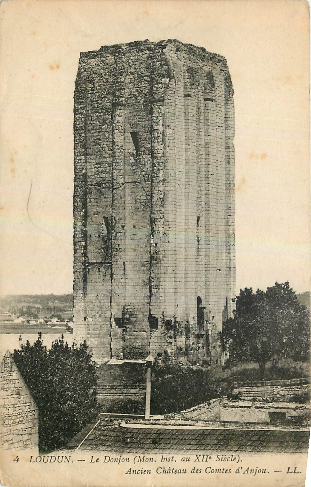 CPA Loudun Le Donjon Ancien Chateau des Comtes d'Anjou 