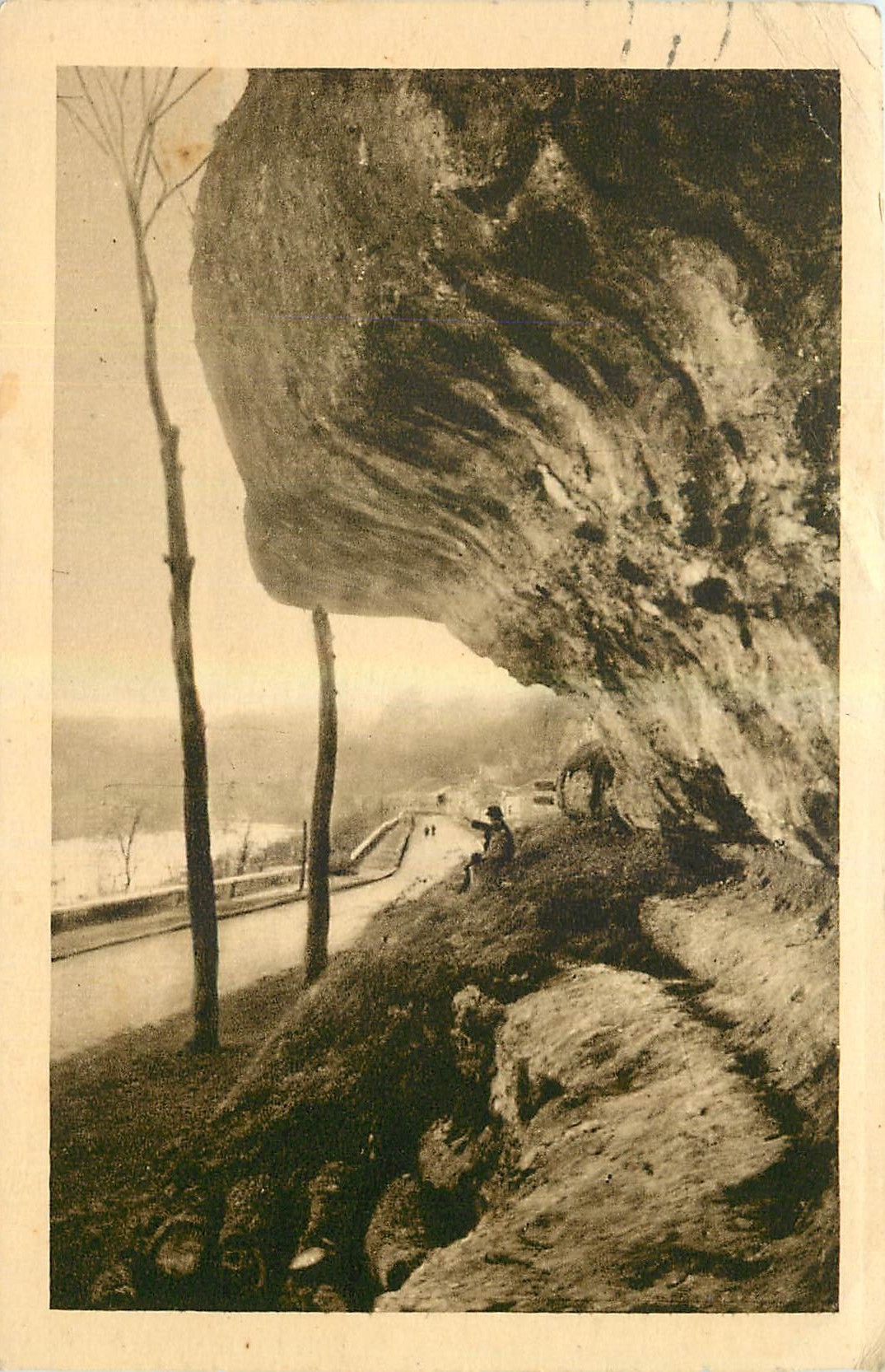 Route de Paris sous les rochers du Porteau — Poitiers — éditeur Poitiers, n°66 bis