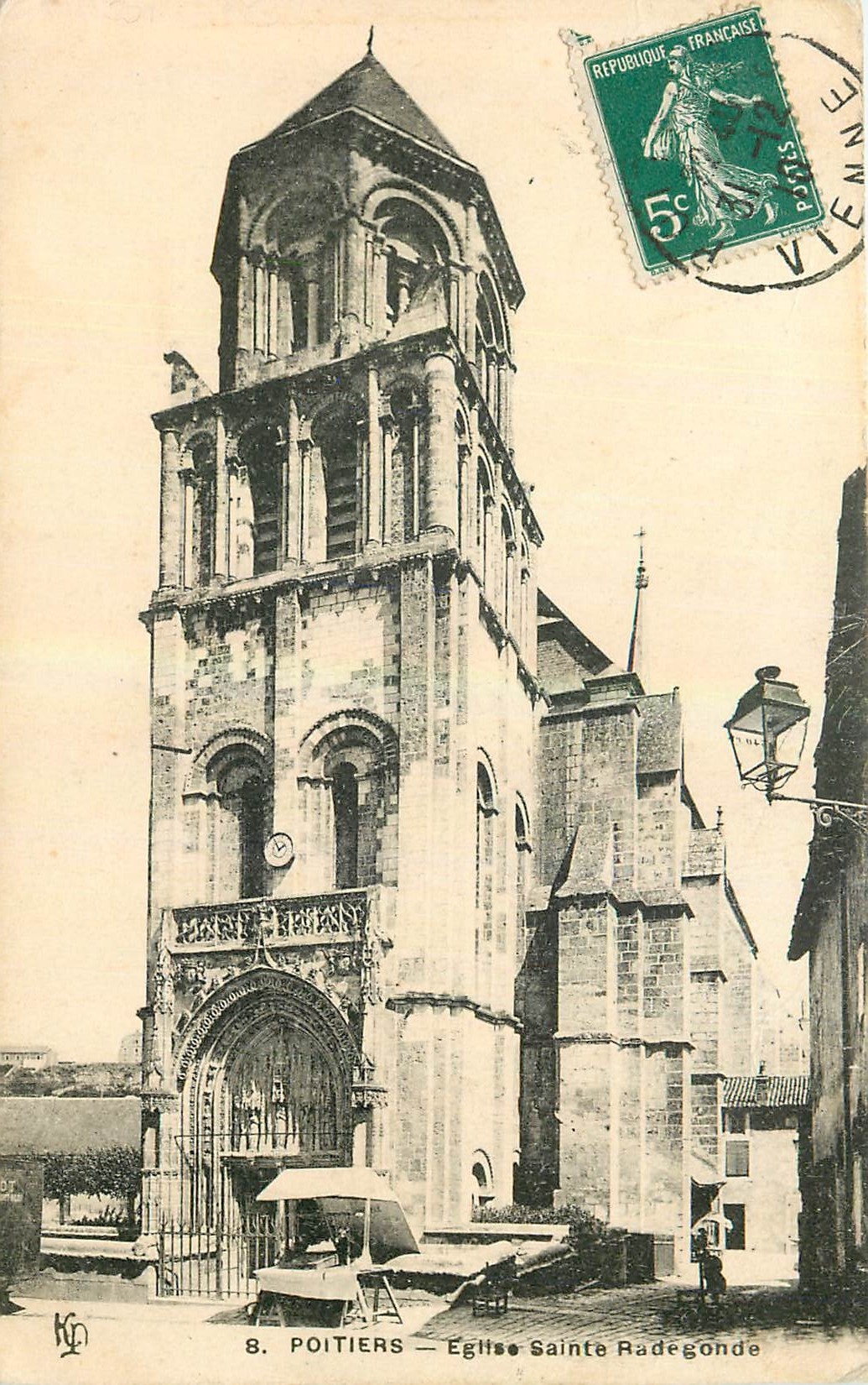 CPA Poitiers Eglise Sainte Radegonde 