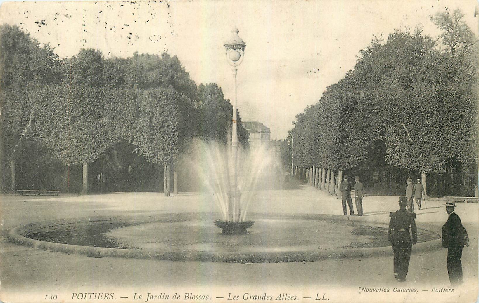 CPA Poitiers Le Jardin de Blossac Les Grand Allees 