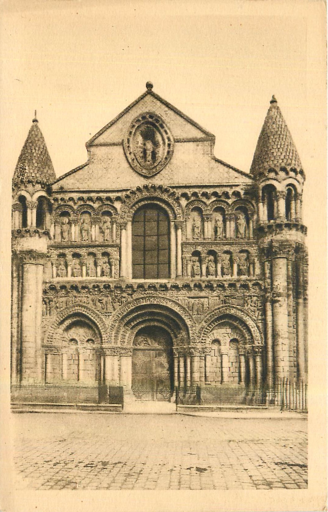 CPA Poitiers Vienne Facade principale Ouest de Notre Dame la Grande 