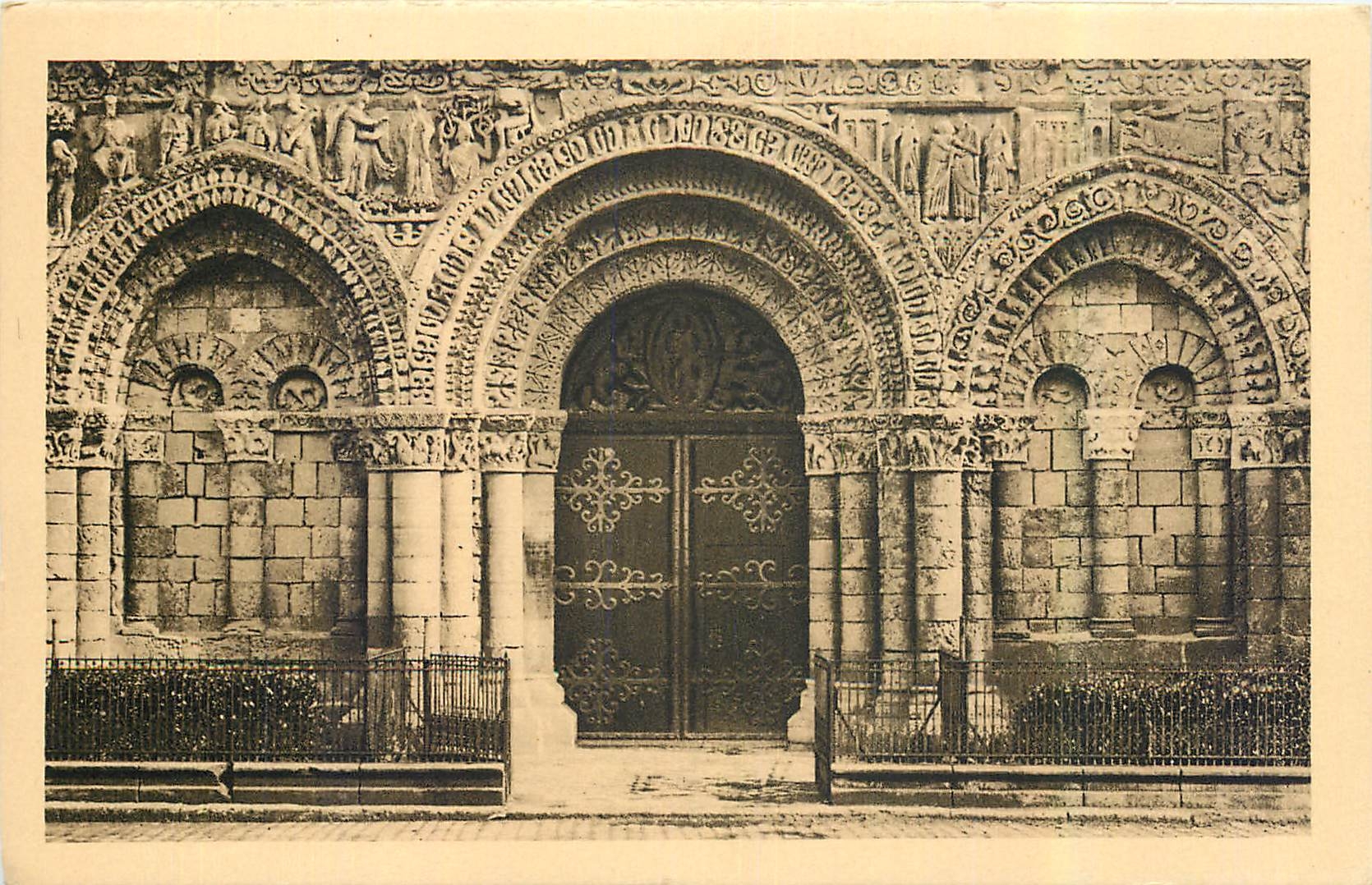 CPA Poitiers Vienne Eglise Notre Dame la Grande Portail roman 