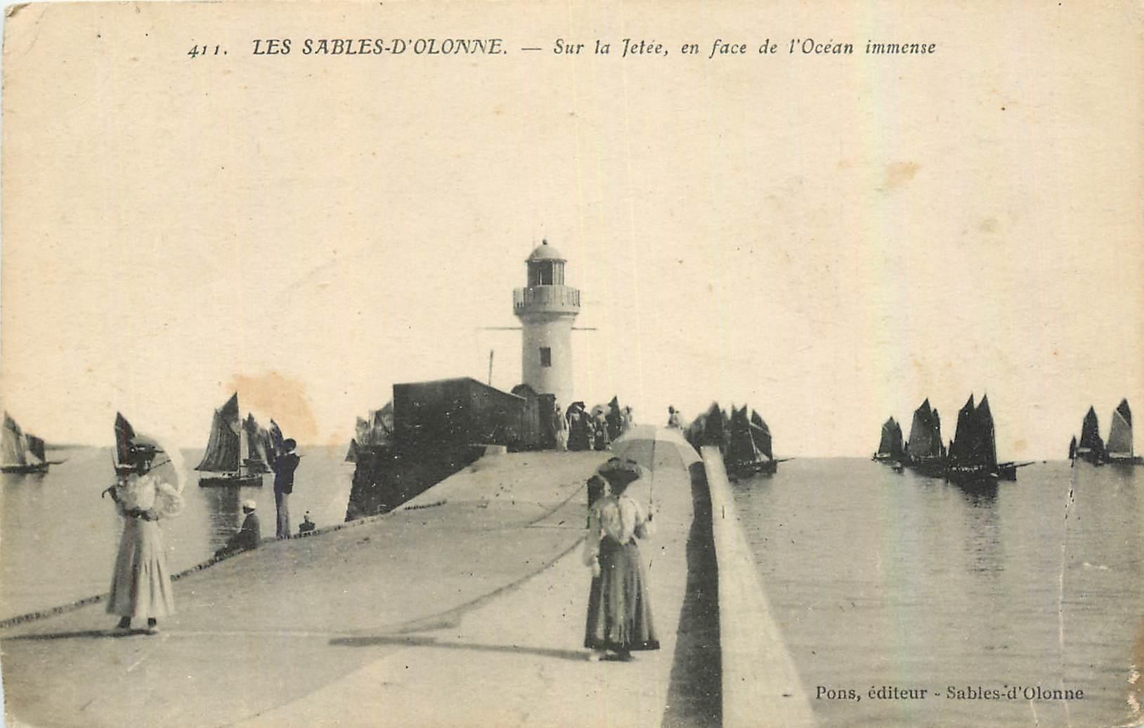 CPA Les Sables d'Olonne sur la Fetee en face de l'Ocean immense Phare