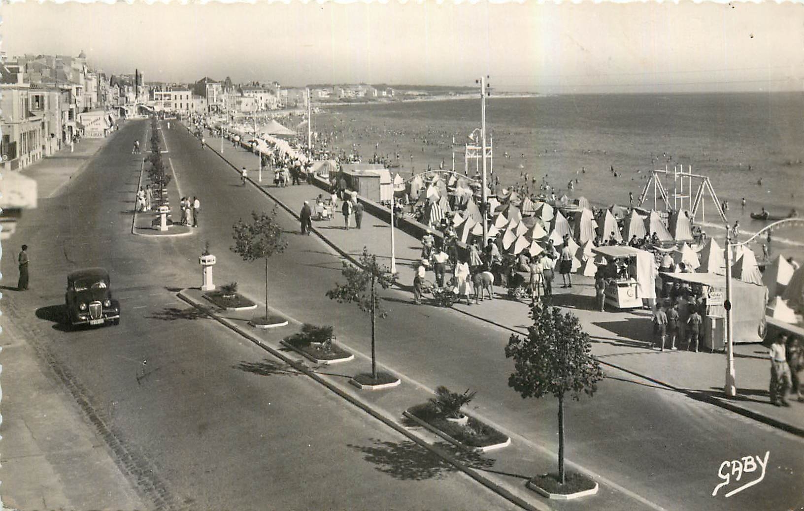 CPA Les Sables d'Olonne Vendee Le Remblai et la Plage 
