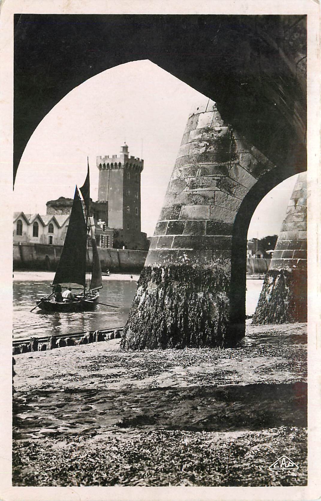 CPA Les Sables d'Olonne Les Arcades de la Jetee des Sables 