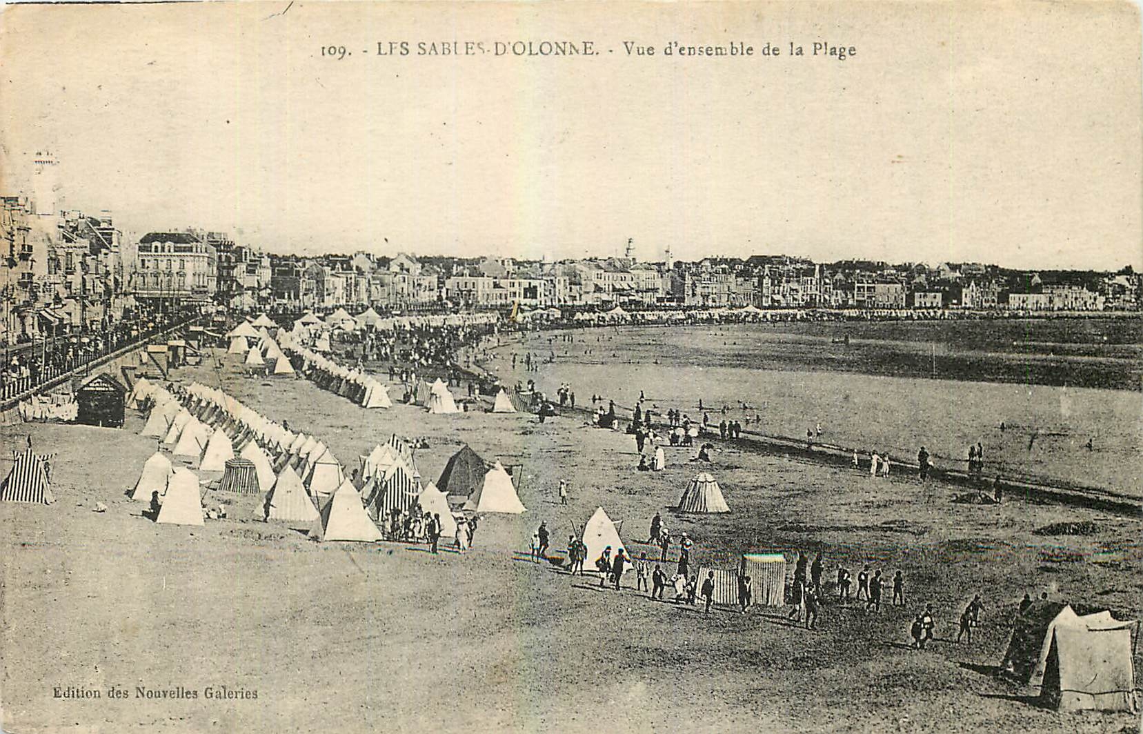 CPA Les Sables d'Olonne Vue d'ensemble de la Plage 
