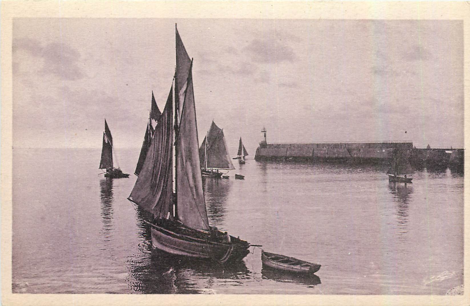 CPA Sortie du Port des Sables d'Olonne Bateaux
