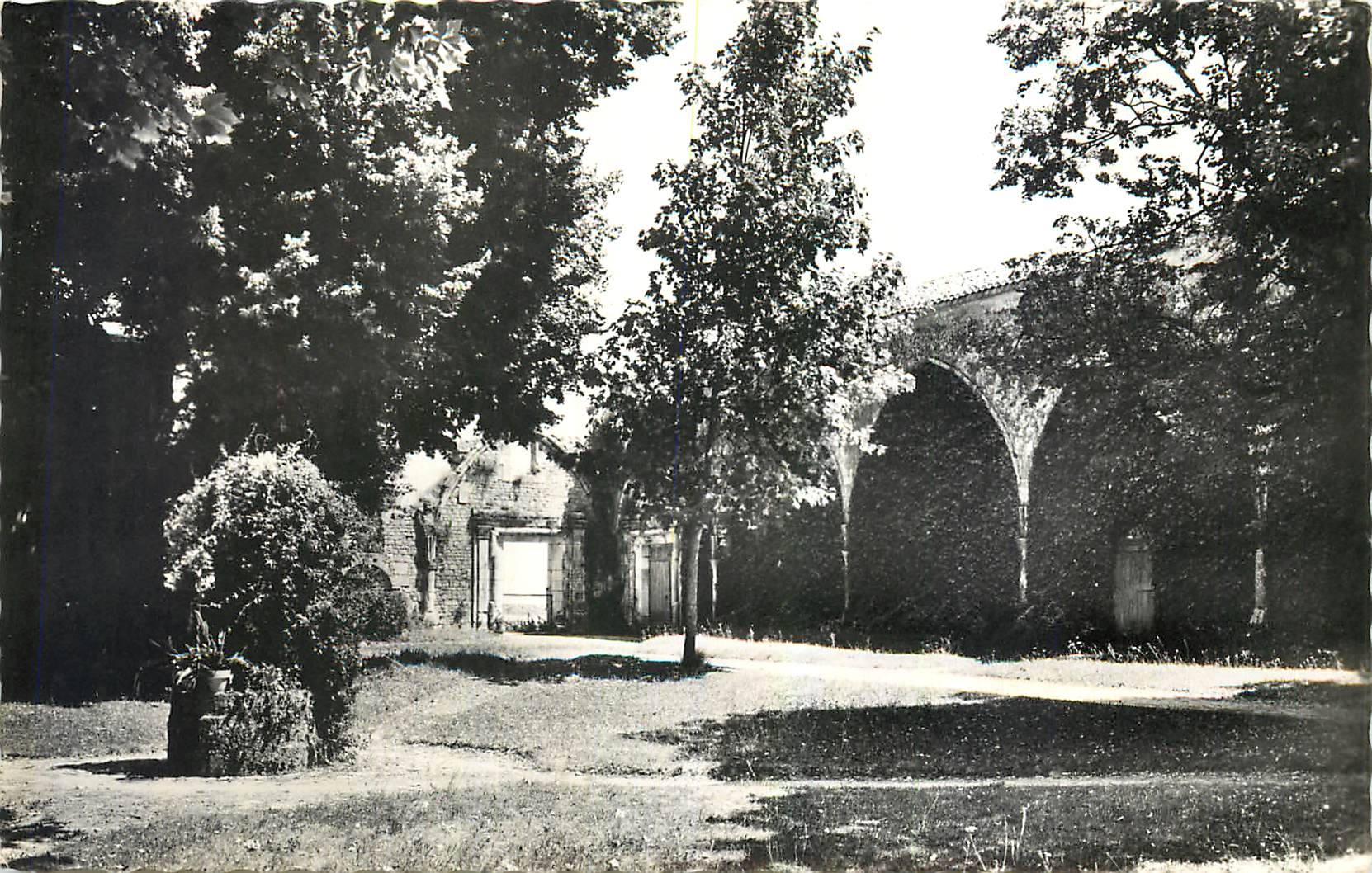CPA Abbaye de St Michel en l'Herm Vendee Exterieur du Refectoire 