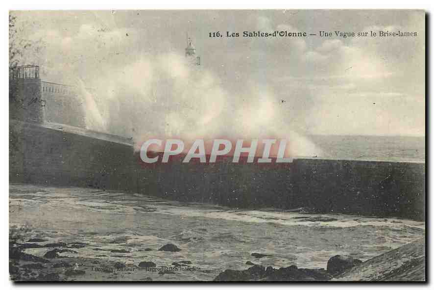 CPA Les Sables d'Olonne Une Vague sur le Brise Iames Phare