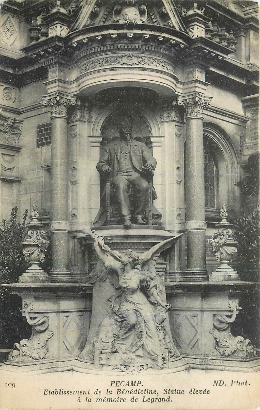 CPA Fecamp Etablisement de la Benedictine Statue eleve a la memoire de Legrand 