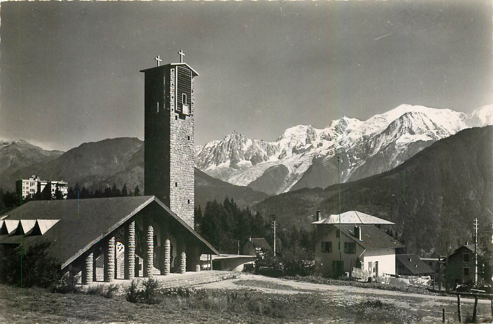Plateau d'Assy — Vue sur la chaîne du Mont Blanc, l'église et le sanatorium de Sancellemoz — Éditions G. Mouchet, Annecy