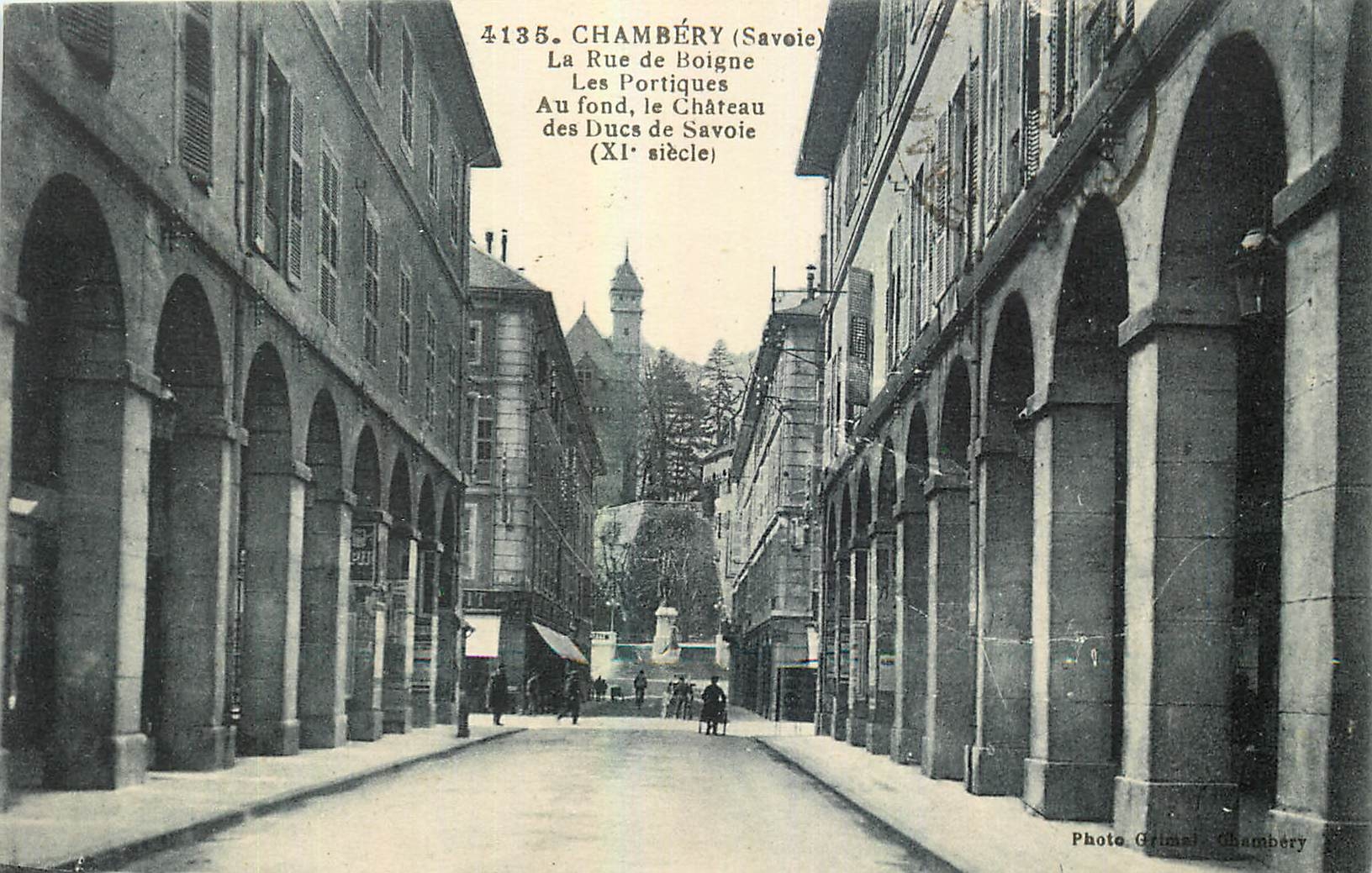 CPA Chambery Savoe La Rue de Boigne Les Portiques Au fond le chateau des Ducs de Savoie