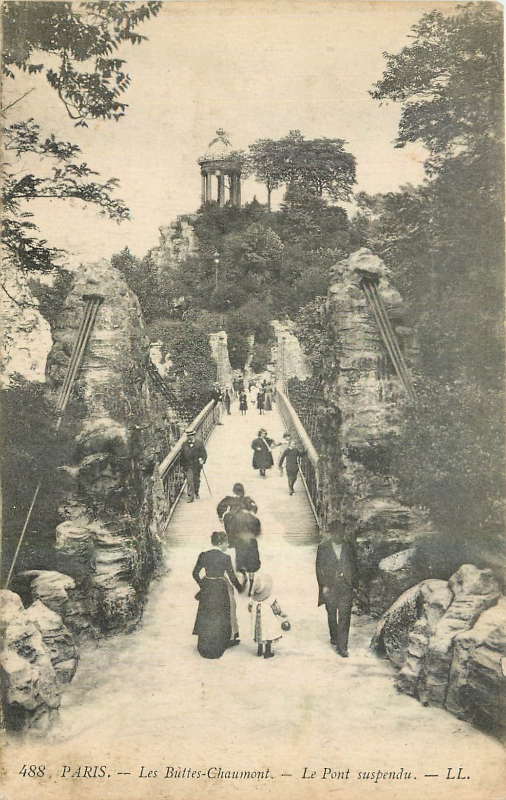 CPA Paris Les Buttes Chaumont Le Pont suspendu 