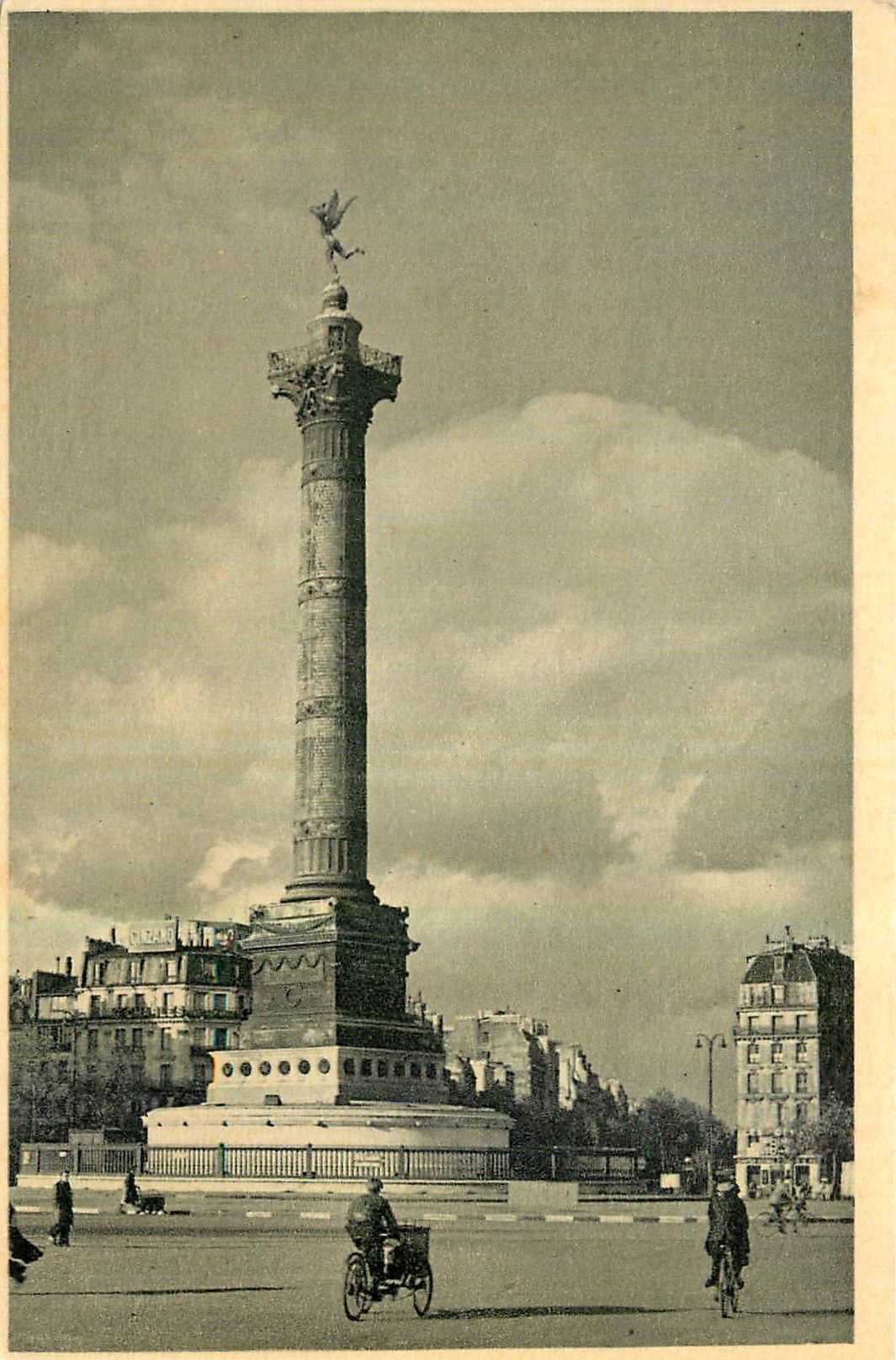 CPA La Place de la Bastille et la Colonne de Jullet 