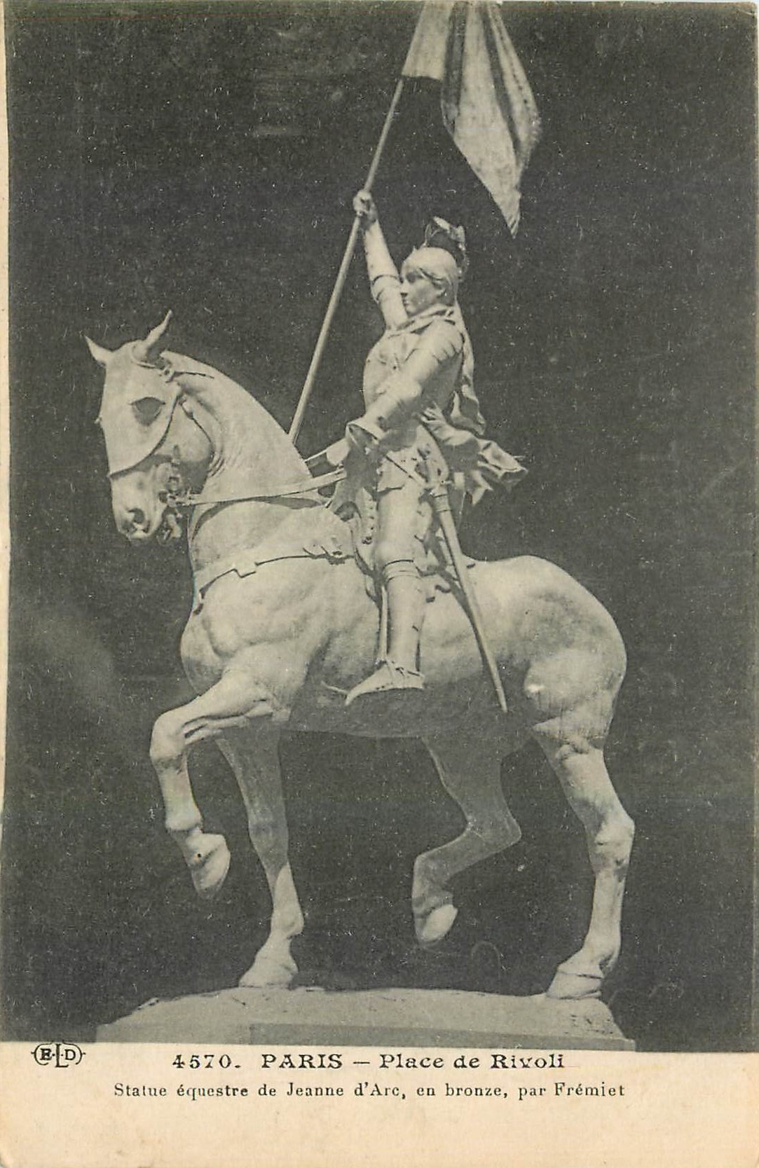 CPA Paris Place de Rivoli Statue equestre de Jeanne d'Arc en bronze par Fremiet