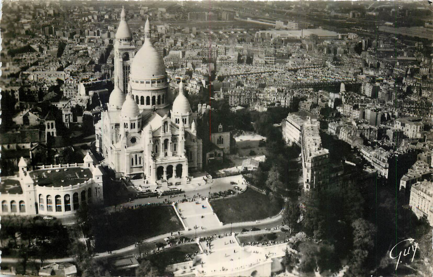 CPM En Avion sur Paris La Basilique du Sacre Coeur de Montmartre 