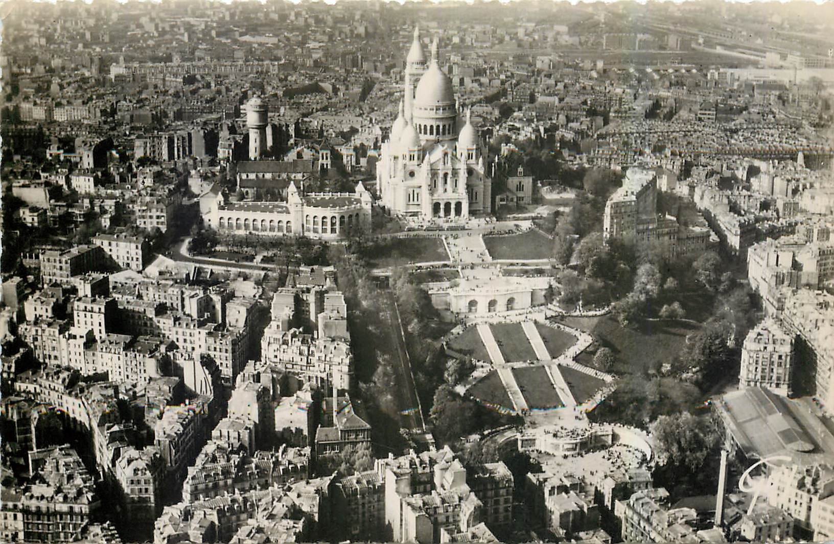 CPM En Avion sur Paris La colline de Montmartre avec le Basilique du Sacre Coeur et son funiculaire 