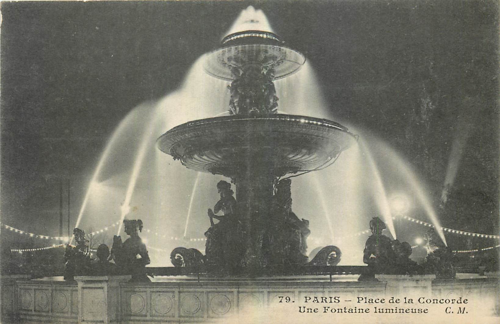 CPA Paris Place de la Concorde Une Fontaine lumineuse 