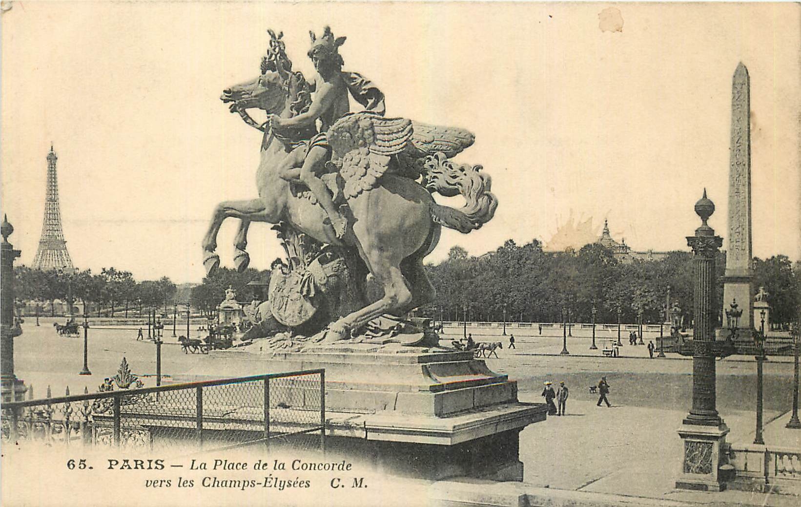 CPA Paris La Place de la Concorde vers les Champs Elysees Tour Eiffel
