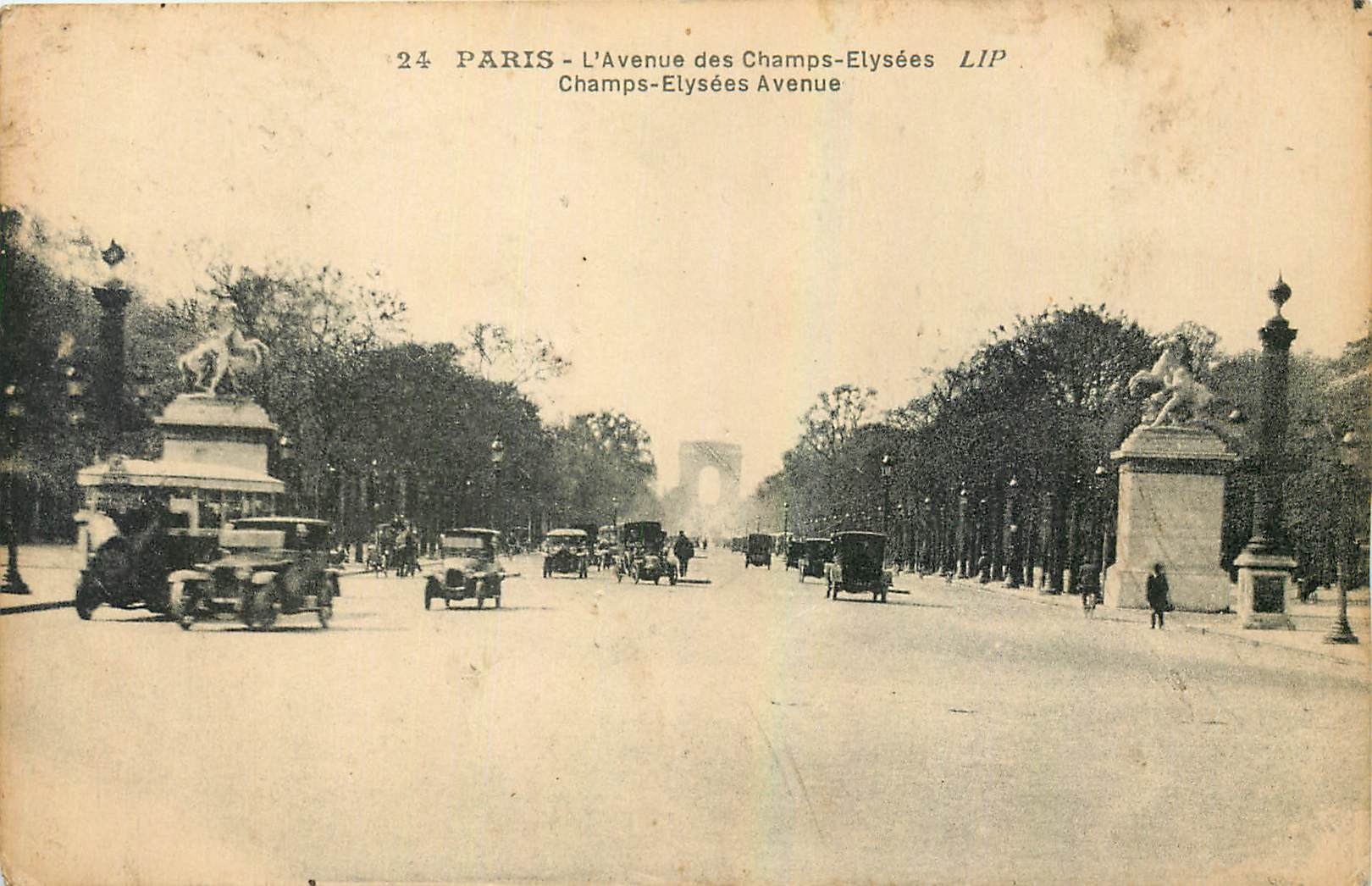 CPA Paris L'Avenue des Champs Elysees 