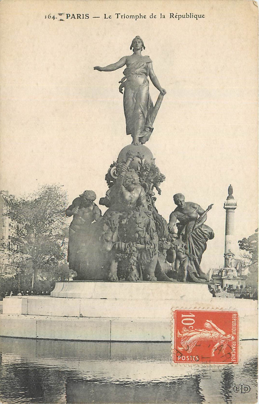 CPA Paris Le Triomphe de la Republique Lion