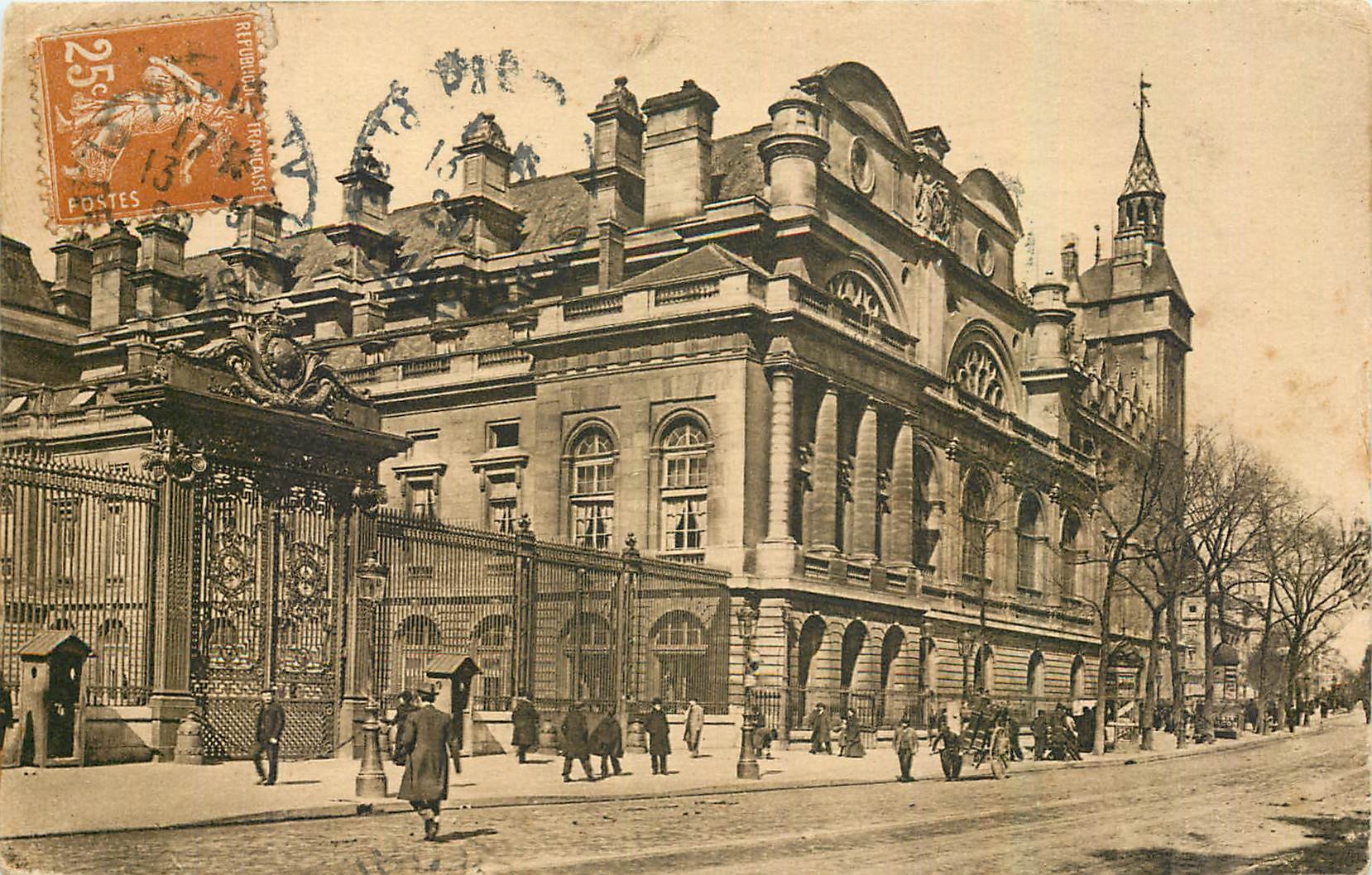 CPA Tout Paris Le Palais de Justice et la Grille d'Honneur 