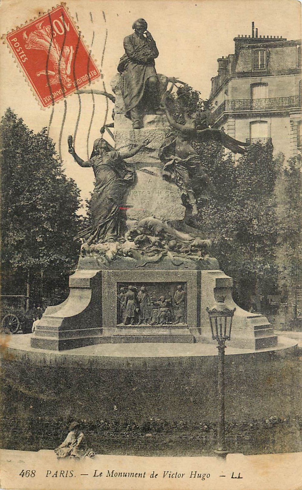 CPA Paris Le Monument de Victor Hugo 