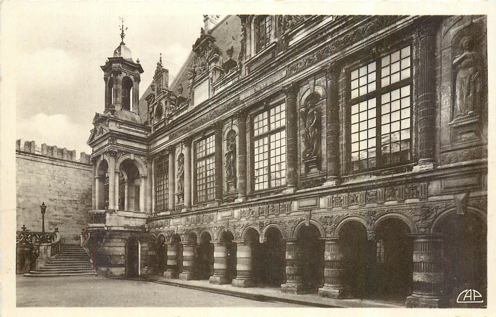CPA La Rochelle Hotel de Ville Facade sur la cour interieure 
