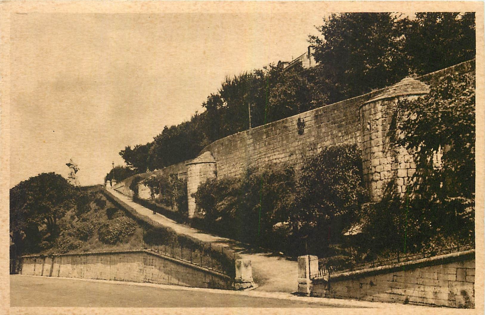 CPA Angouleme Les anciens Remparts 