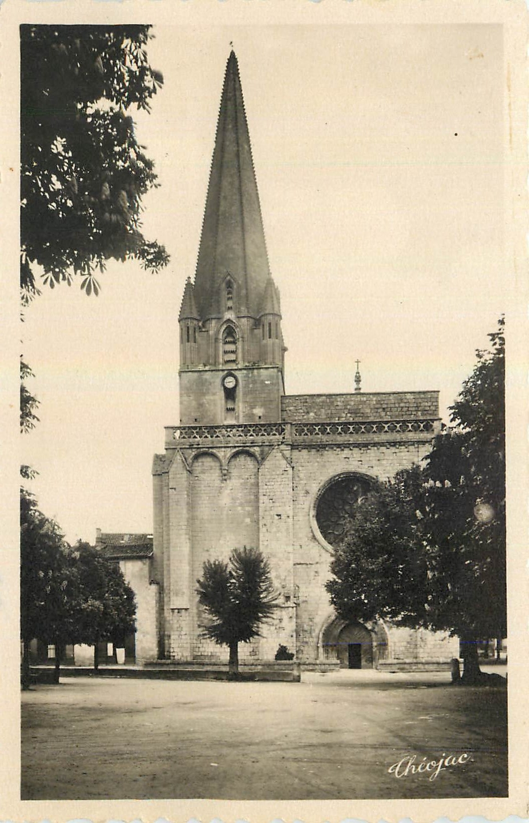 CPA la Rochefoucauld Charente Notre Dame de l'Assomption 