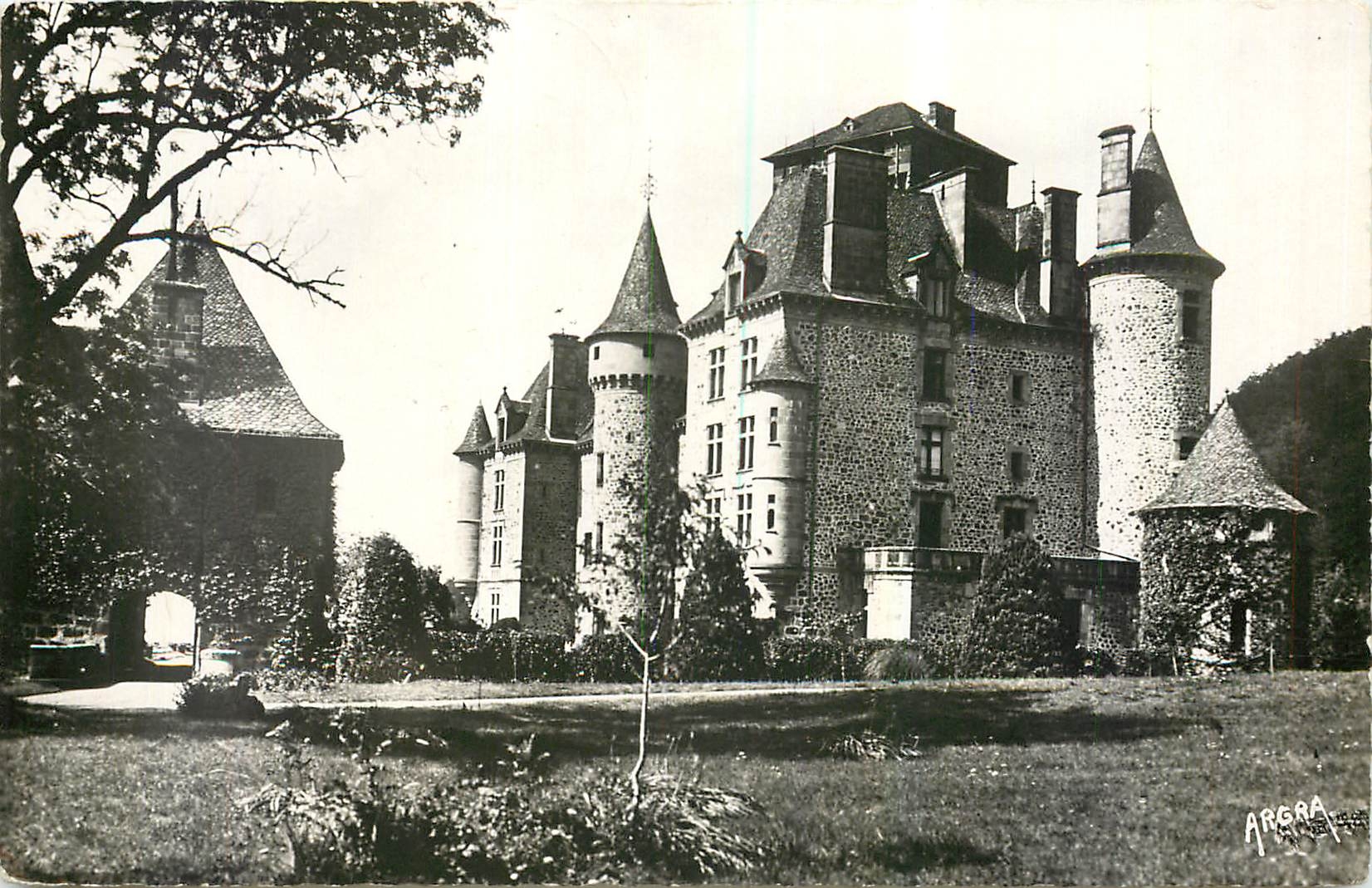 CPM Environs de Vic sur Cere Cantal Polminhac Le Chateau de Pesteil 