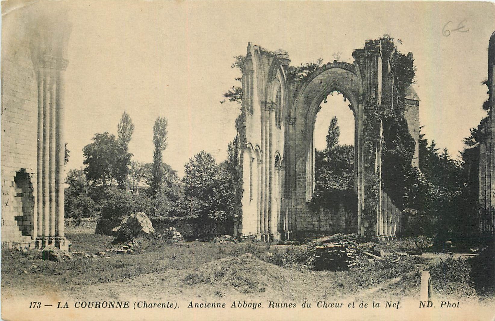 CPA La Couronne Charente Ancienne abbaye Ruines du choeur et de la Nef 