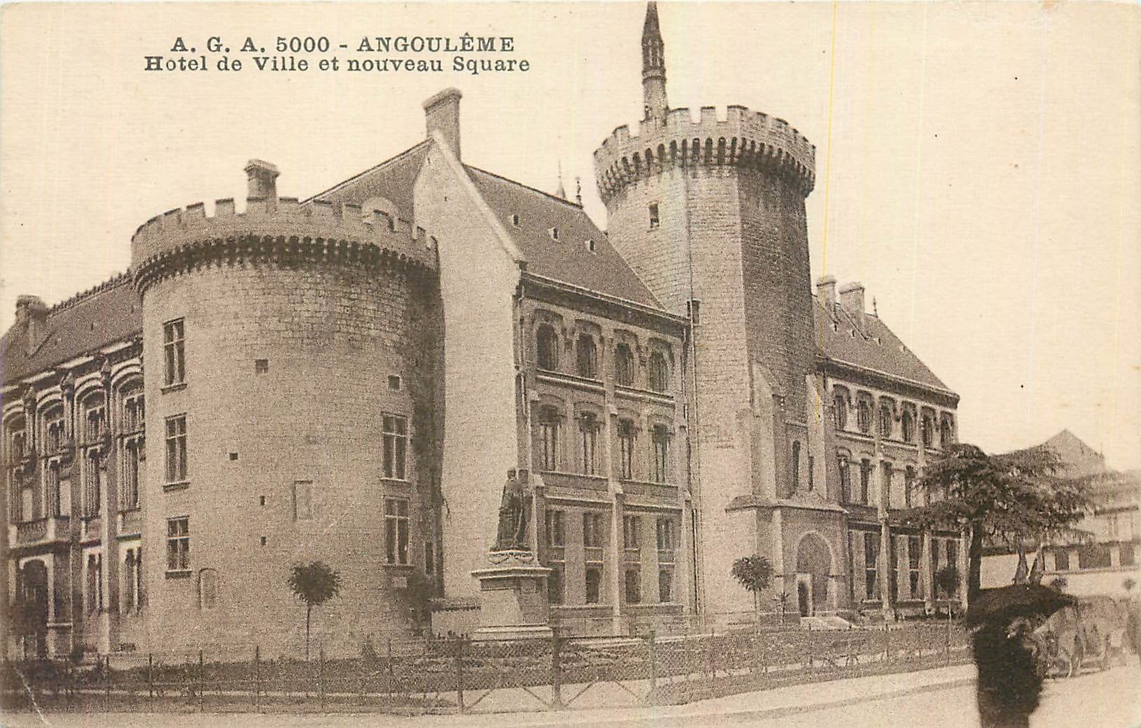 CPA Angouleme Hotel de Ville et nouveau Square 