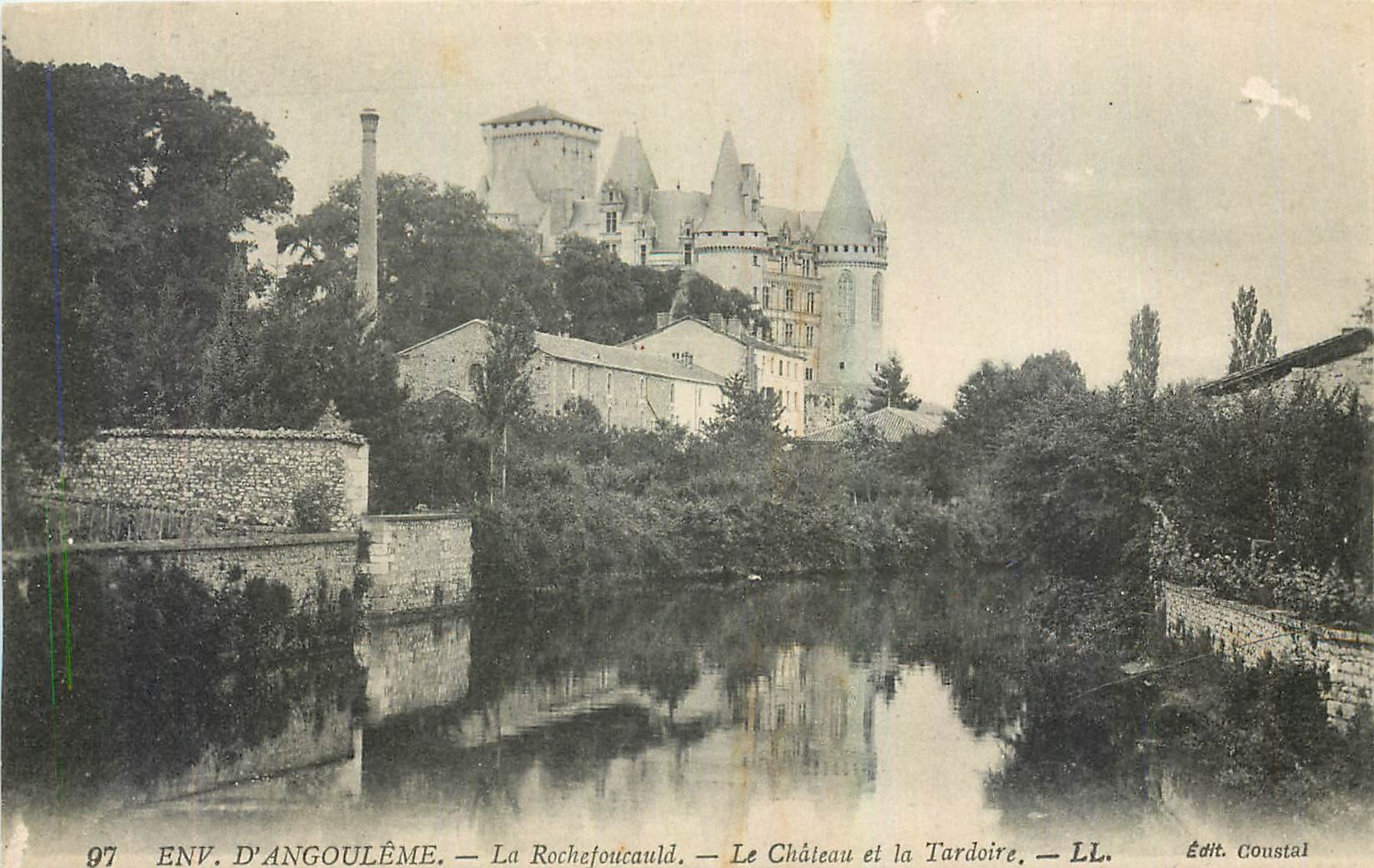 CPA Env d'Angouleme La Rochefoucauld Le Chateau et la Tardoire 