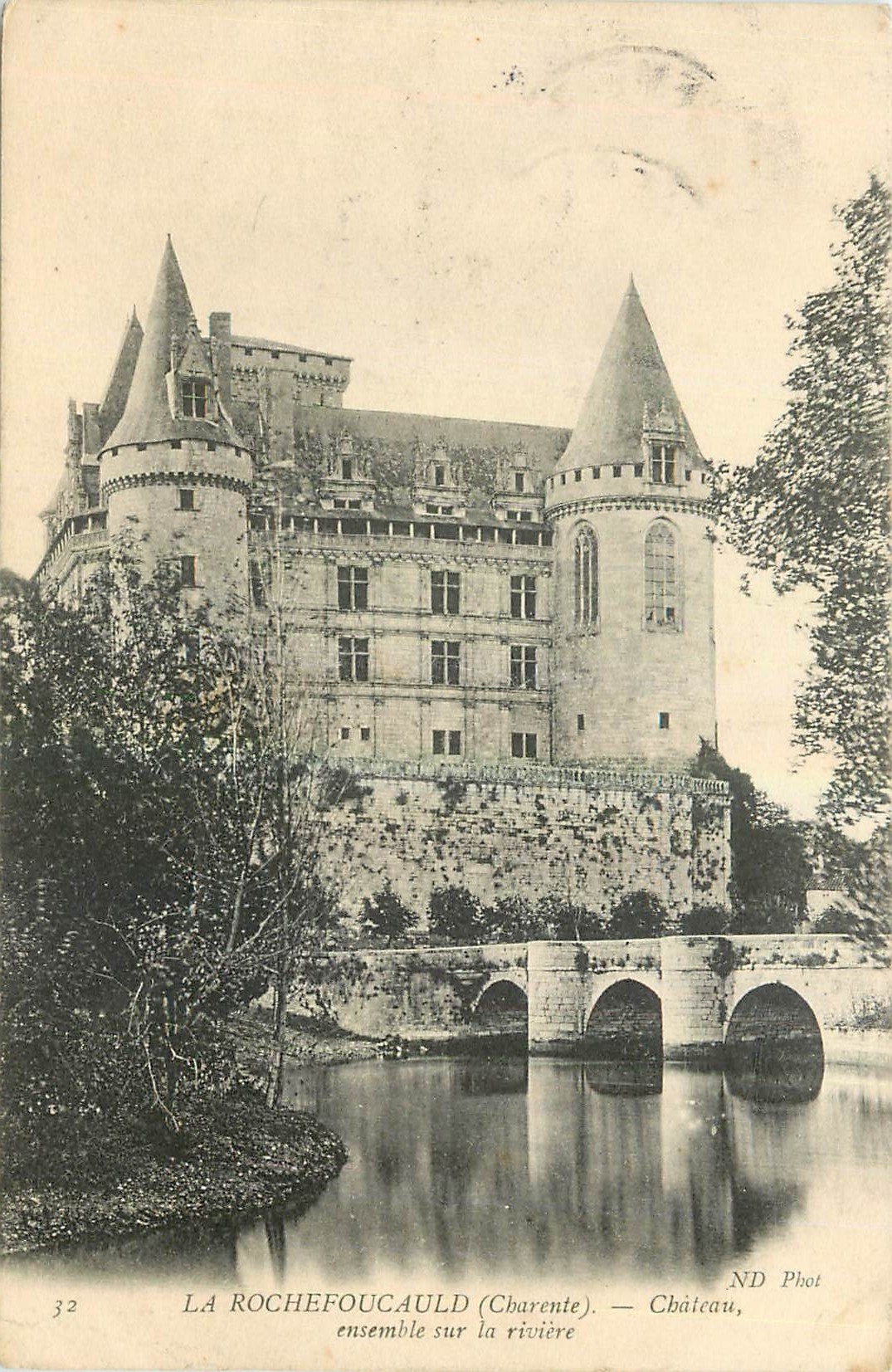 CPA La Rochefoucauld Charente Chateau ensemble sur la riviere 