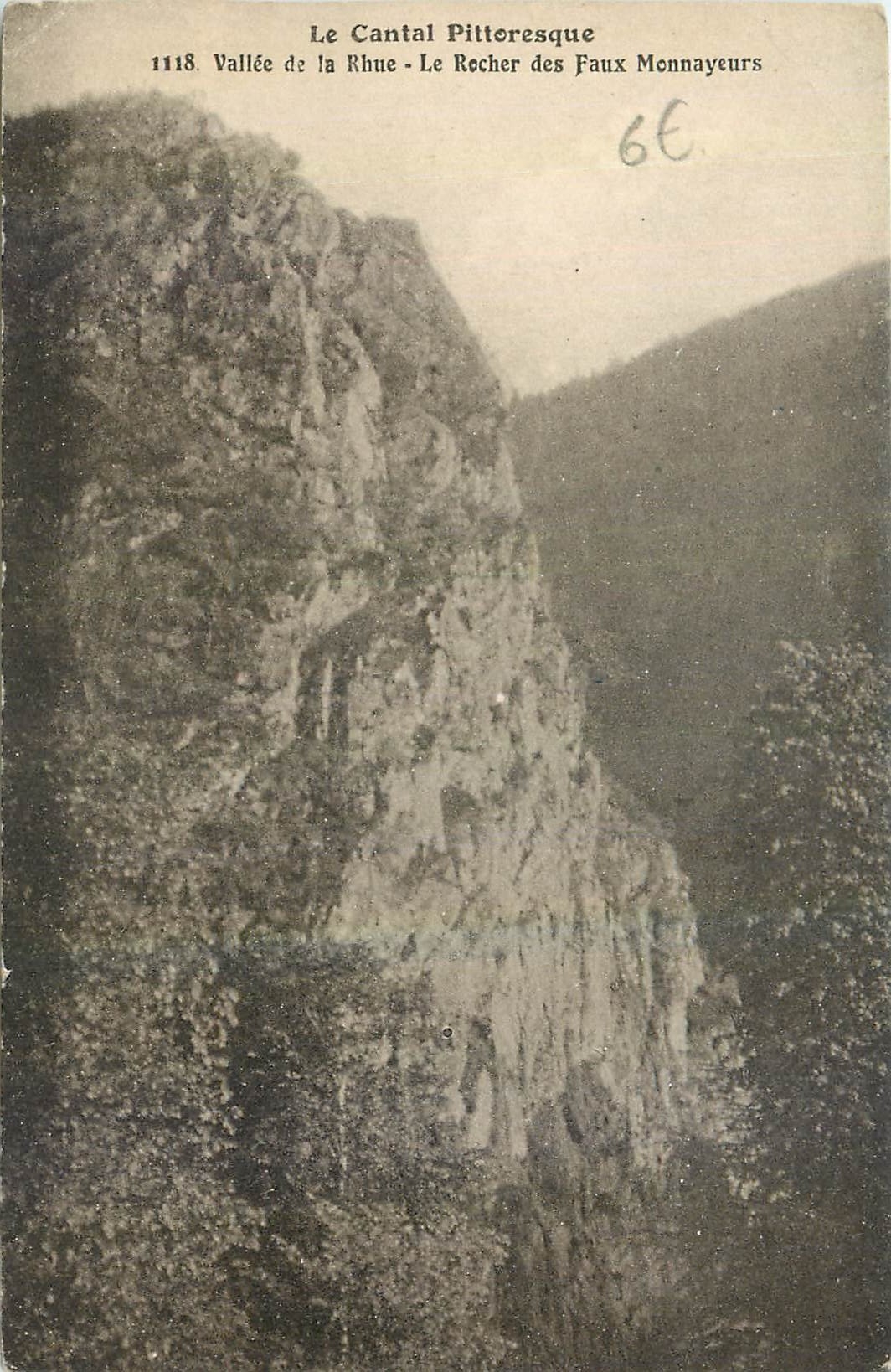 CPA Le Cantal Pittoresque Vallee de la rhue Le Rocher des Faux Monnayeurs 