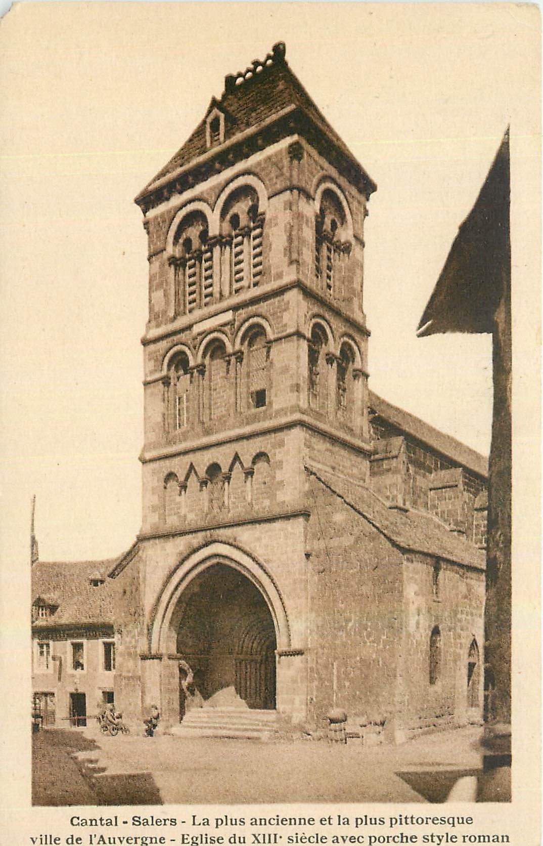 CPA Cantal Salers La plus ancienne et la plus pittoresque ville de l'Auvergne 